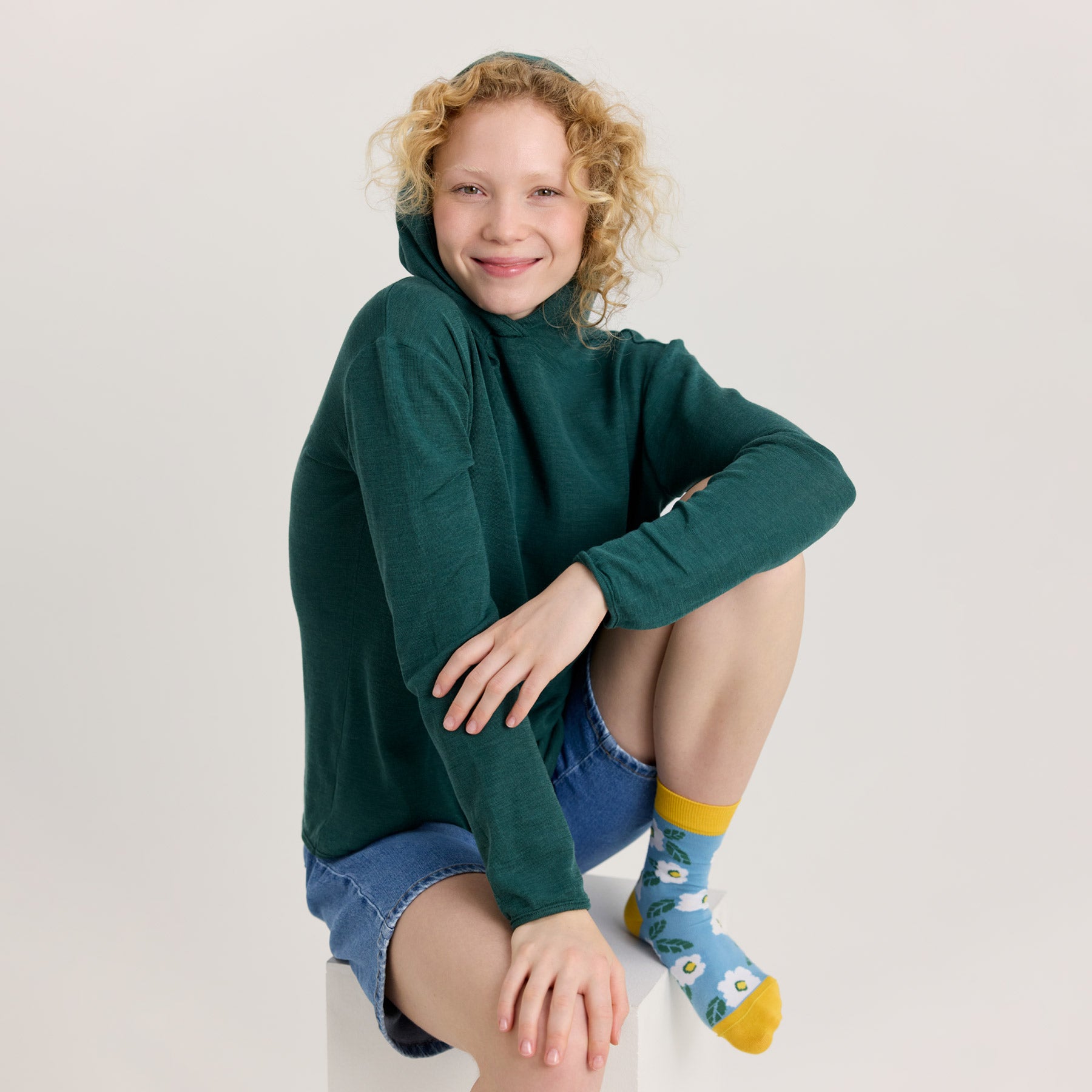 Vihreä unisex huppari on valmistettu pehmeästä ja kevyestä merinosilkistä.