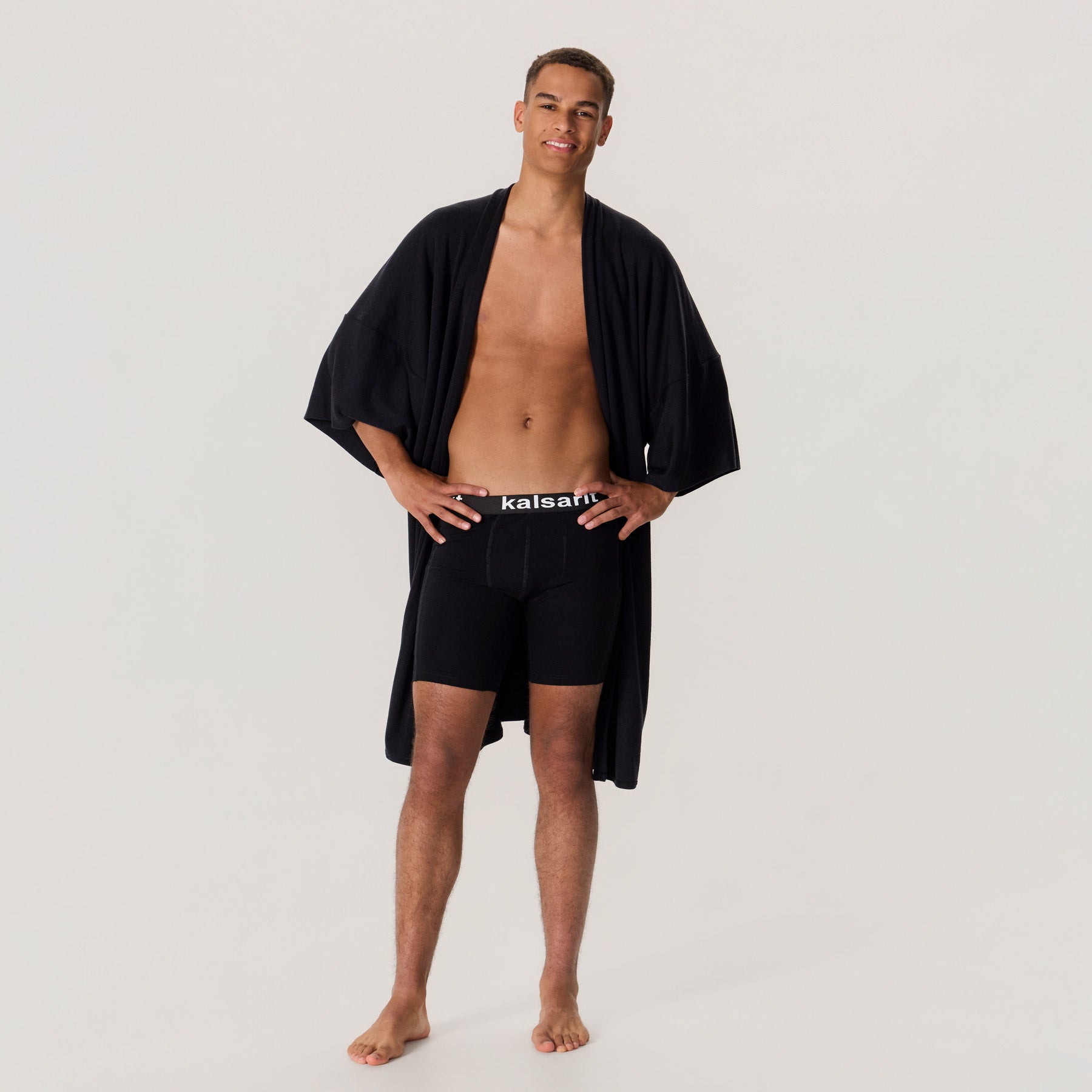 Merinosilkkinen HAIKU kimono miehen päällä. Kimono on yhdistetty miesten taskukalsareihin.