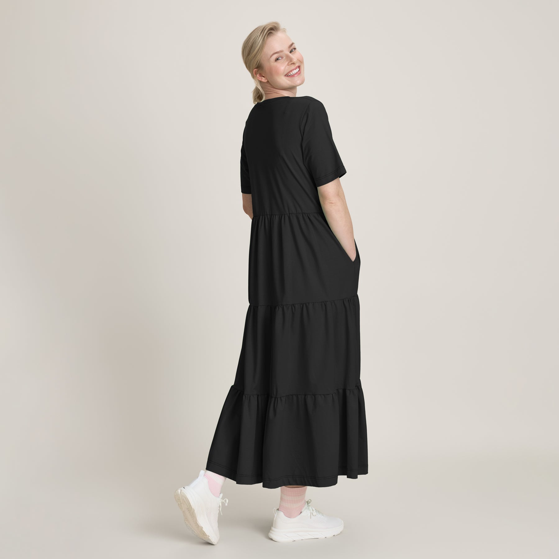 Pehmeä ja hengittävä puuvillamodaalineulos tekee Frillamekosta kevyen ja miellyttävän iholla, ja pitkä helma liikkuu kauniisti. Rennot t-paitahihat ja taskut tekevät mekosta käytännöllisen ja monikäyttöisen.