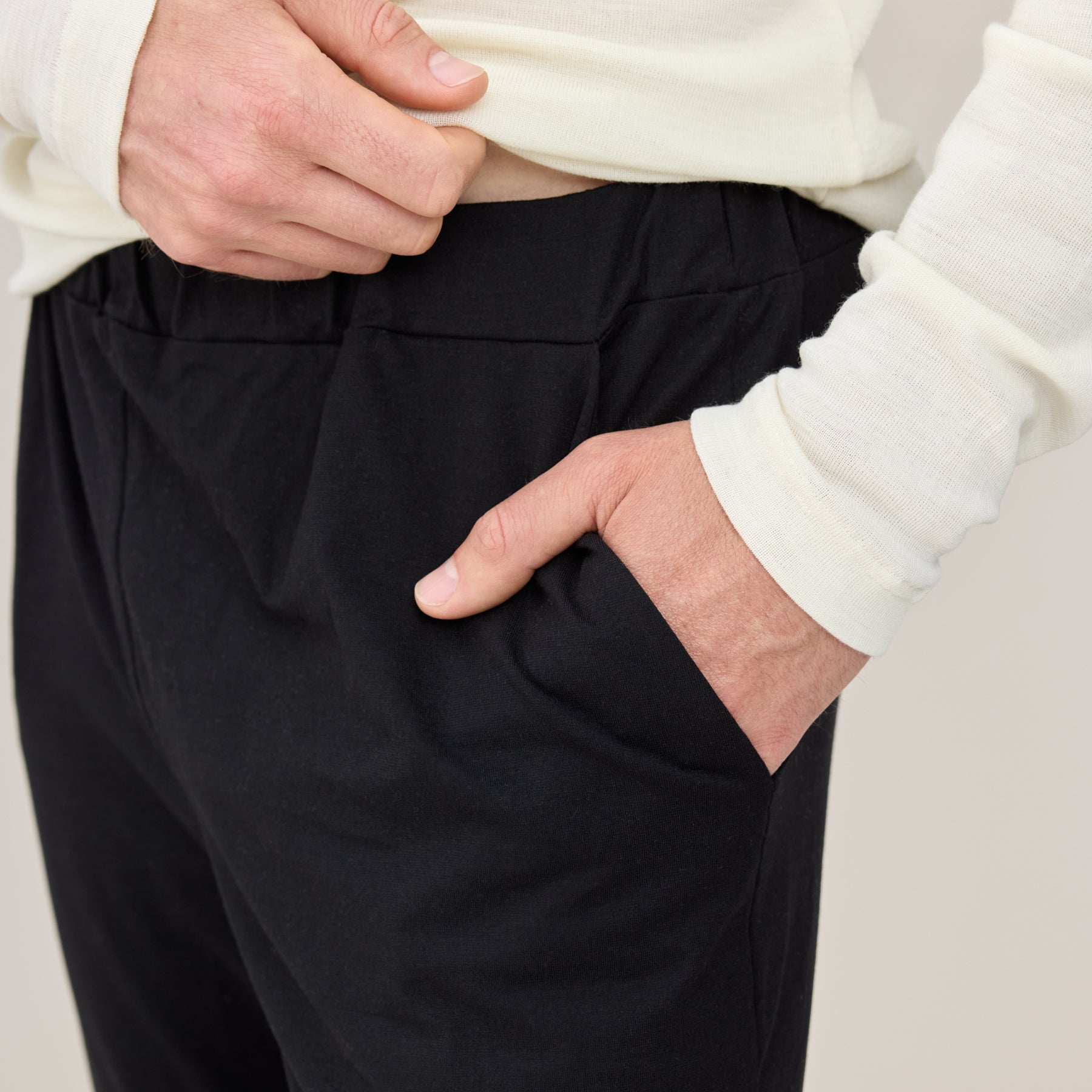 Lähikuva Jokapaikan housujen vyötäröstä ja taskusta.