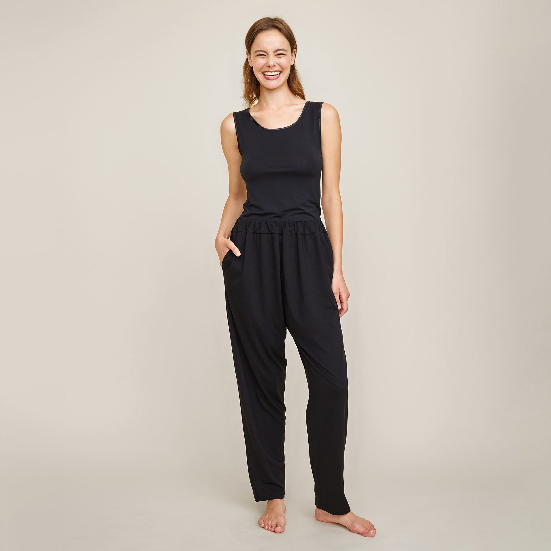 Jokapaikan housut ja bambutoppi.