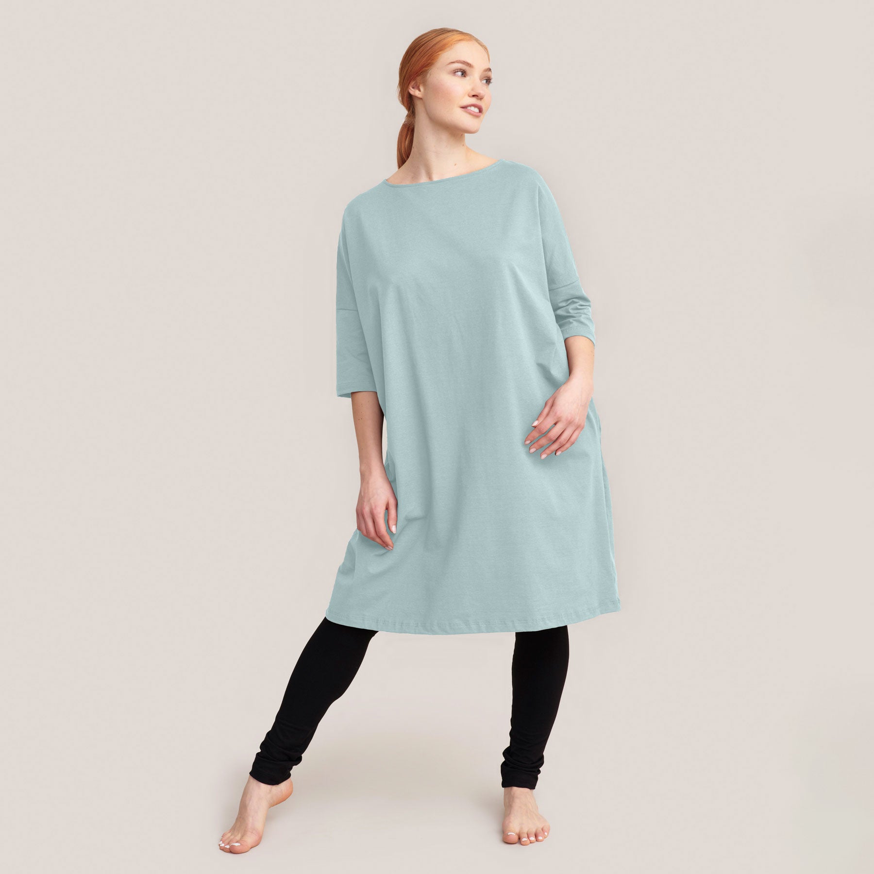 Marika-tunika värissä vaaleansininen ja mustat bambuleggingsit.
