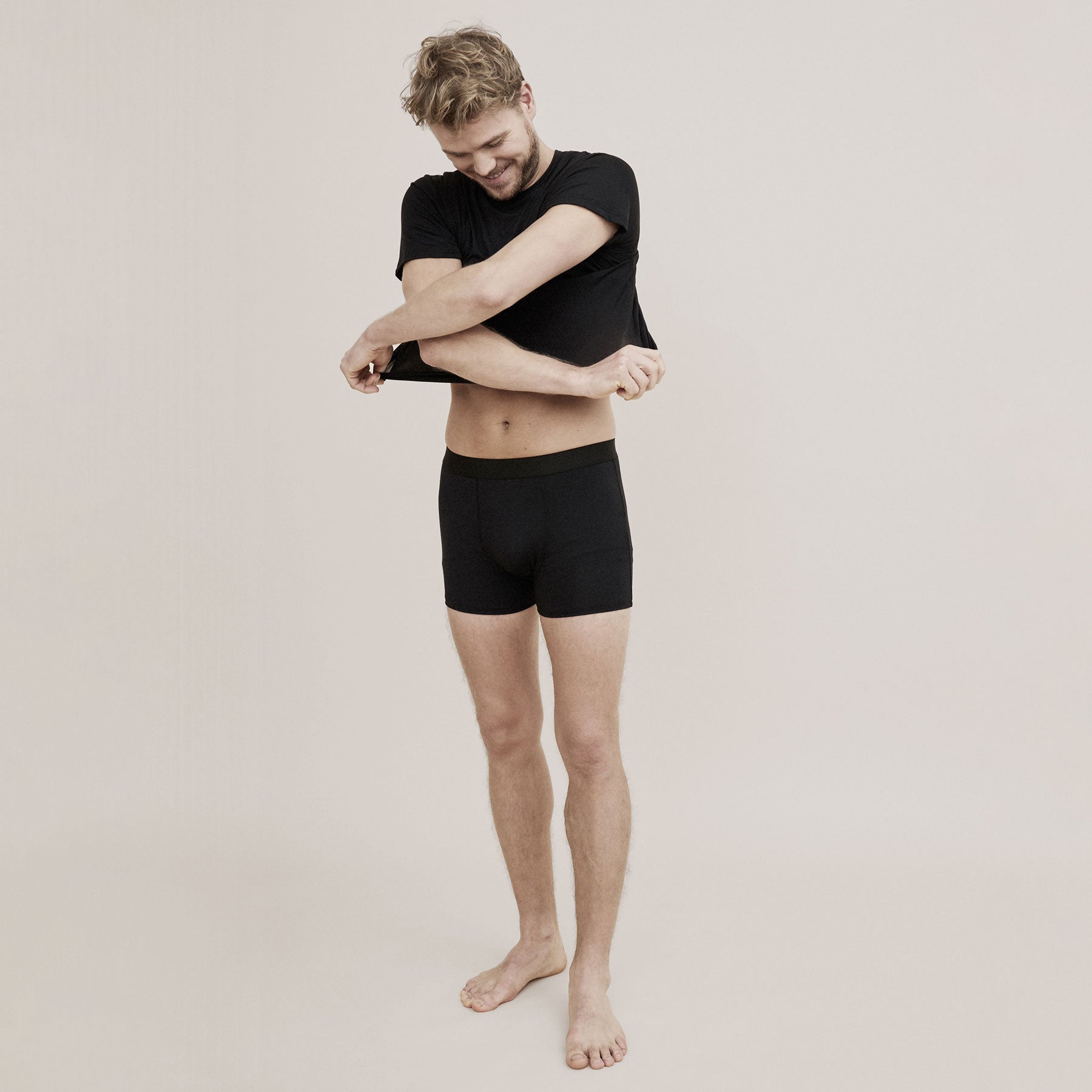 Miesten Kalsarit bambubokserit värissä musta mustalla kuminauhalla. Yhdistettynä mustaan bambu t-paitaan.