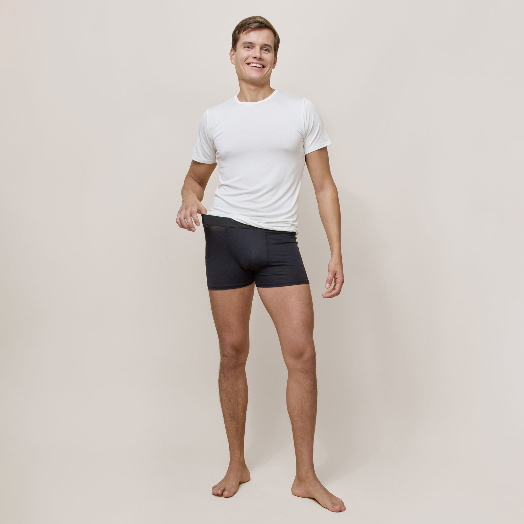 Miesten Kalsarit bambubokserit värissä musta. Kalsarit on yhdistettynä valkoiseen bambu t-paitaan.