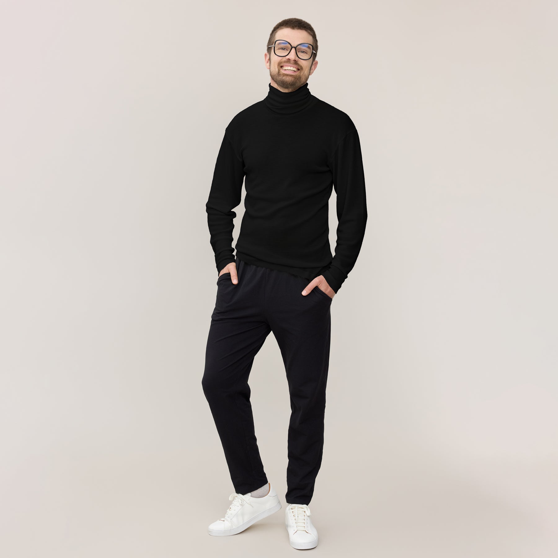 KLASSIKKO miesten neulepoolo ja mustat Jokapaikan housut.