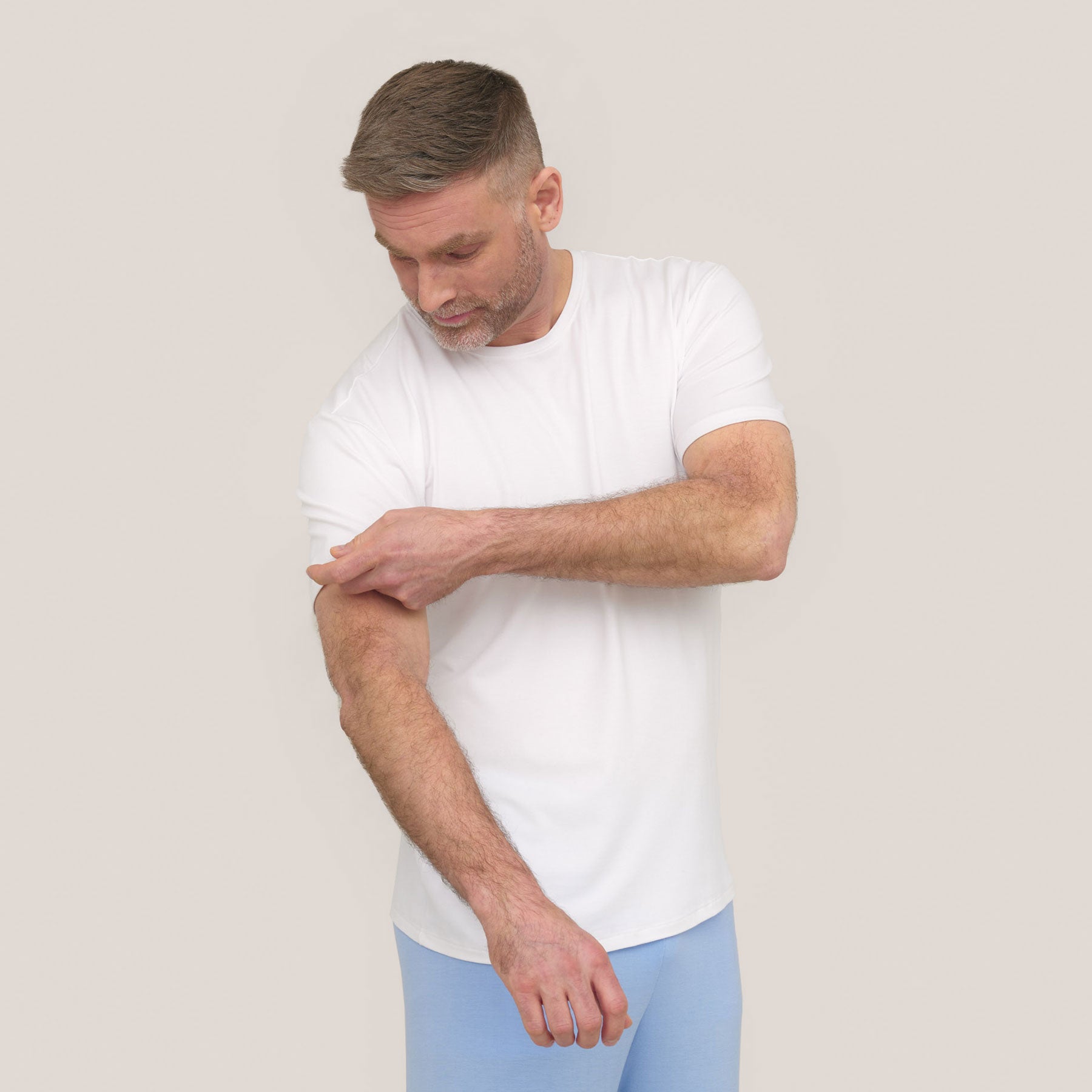 Lähikuva valkoisesta Miesten Slimmi t-paidasta.