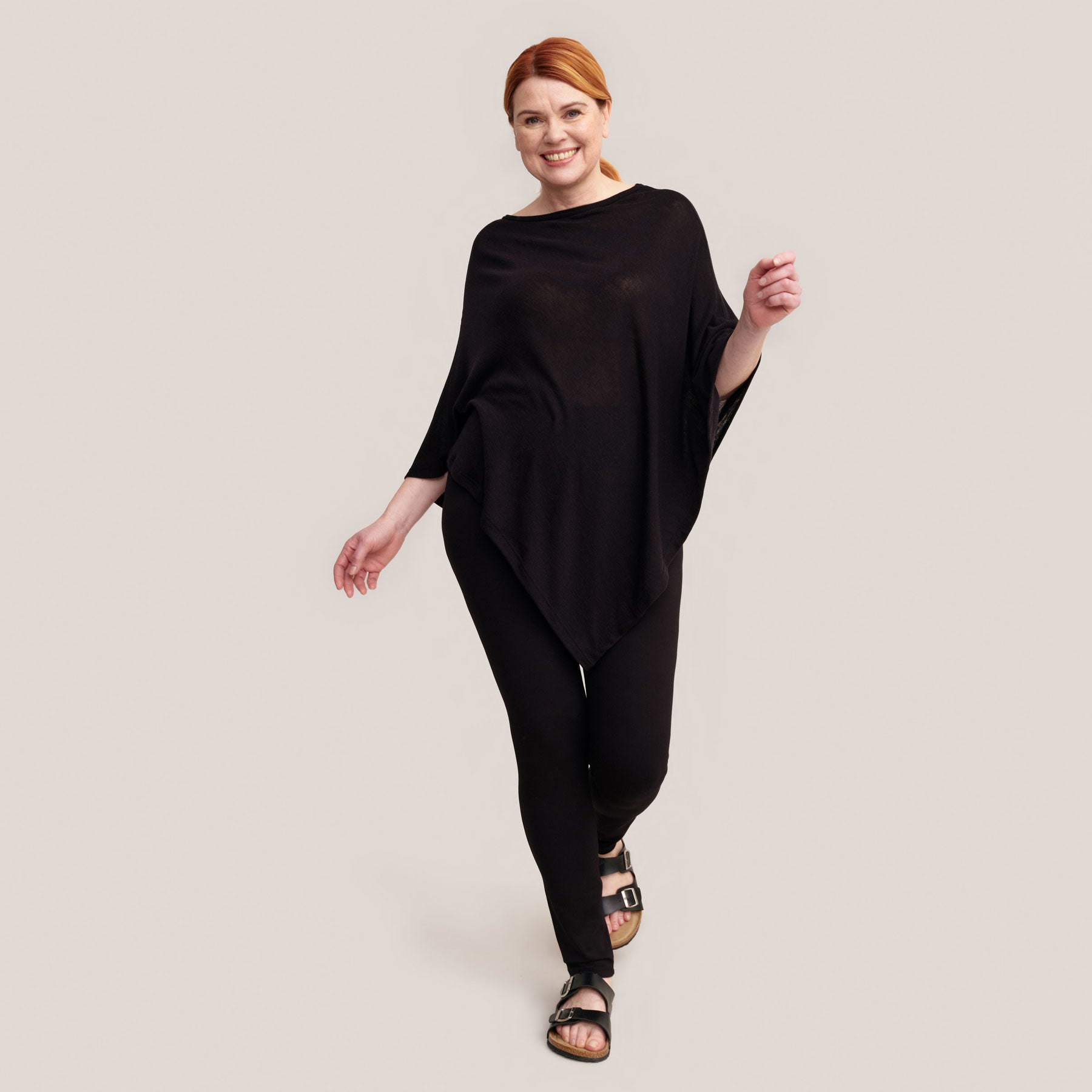 Naisten bambuleggings ja merinosilkkiponcho.