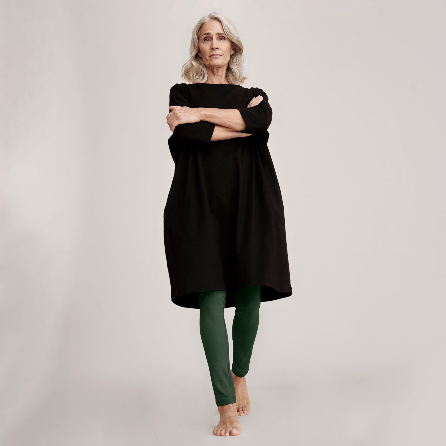 Naisten bambuleggingsit sävyssä vihreä yhdistettynä mustaan Marika-tunikaan.