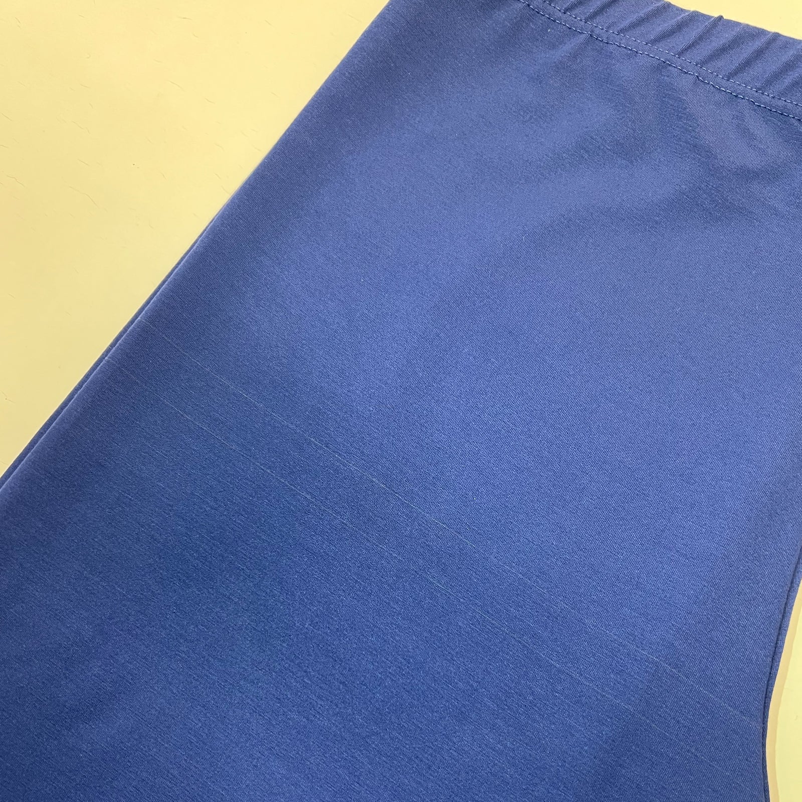 Lähikuvassa bambuleggingsien 2-laadun esiintyminen. Vaaleita raitoja, jotka näkyvät lähikuvassa. Raitojen paikat vaihtelevat tuotteittain.