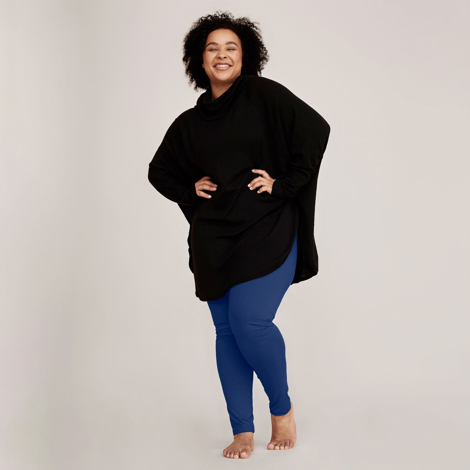 Yönsiniset bambuleggingsit ja musta neuletunika.