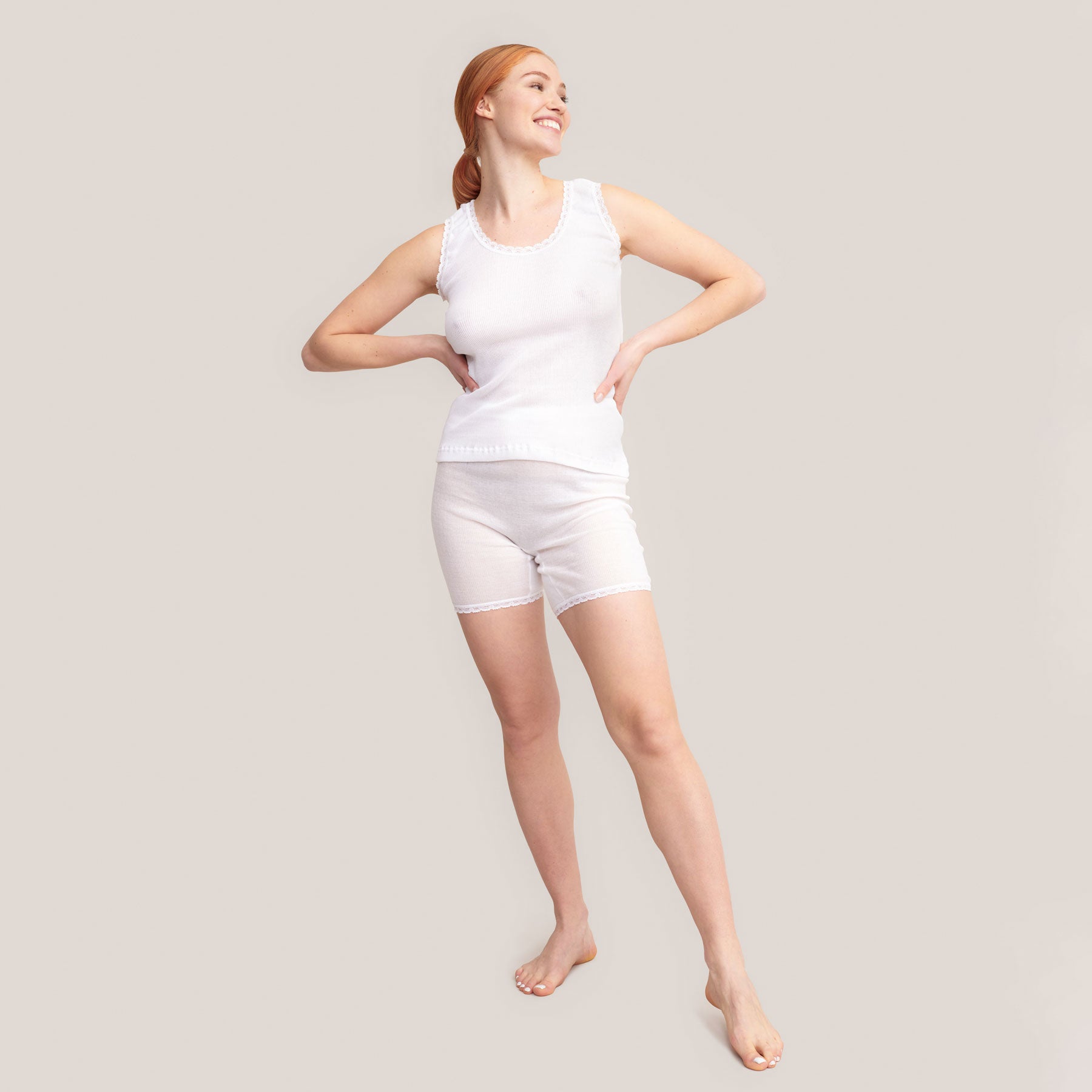 Naisten laamatoppi ja lahjehousut.