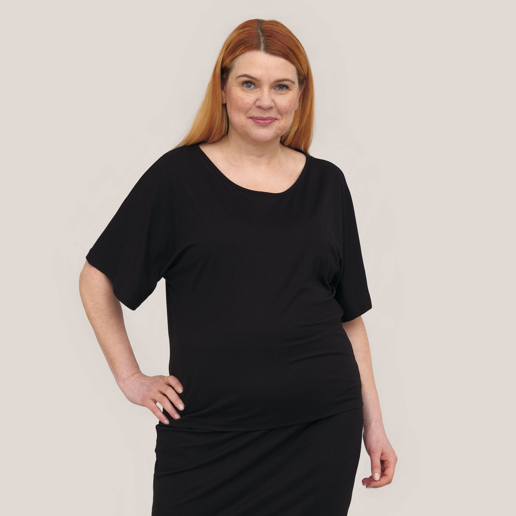 Lähikuva mustasta Naisten puserosta.