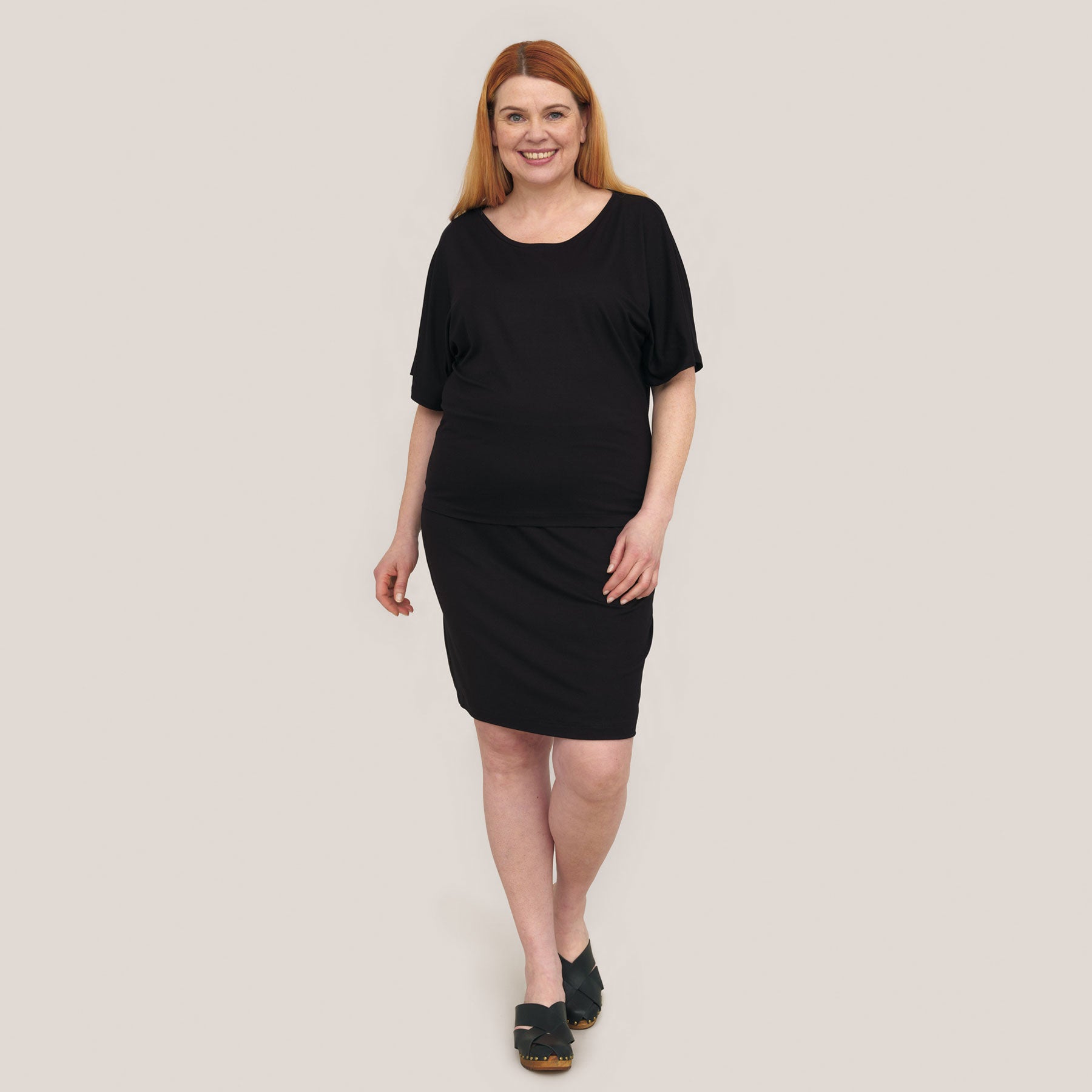 Musta Naisten pusero ja musta Jokapaikan hame. Upea asukokonaisuus esimerkiksi juhliin.