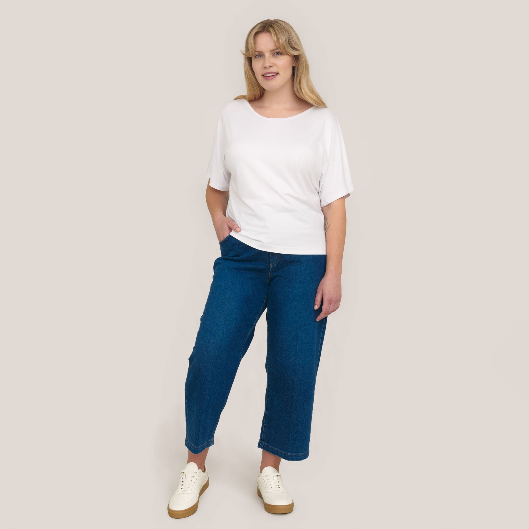 Rento ja klassinen yhdistelmä valkoinen Jokapaikan pusero ja siniset farkut.