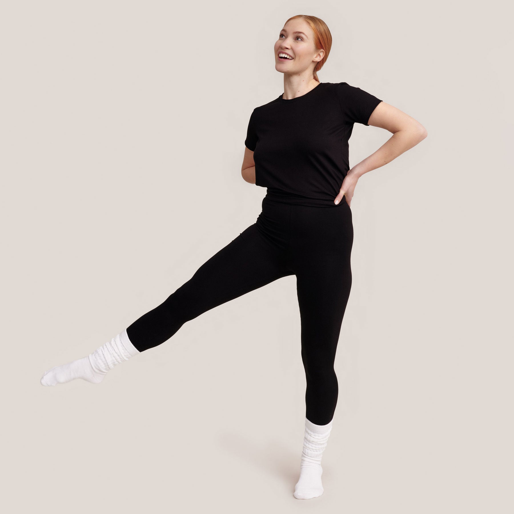 Naisten Slimmi t-paita mustana yhdistettynä bambuleggingseihin.