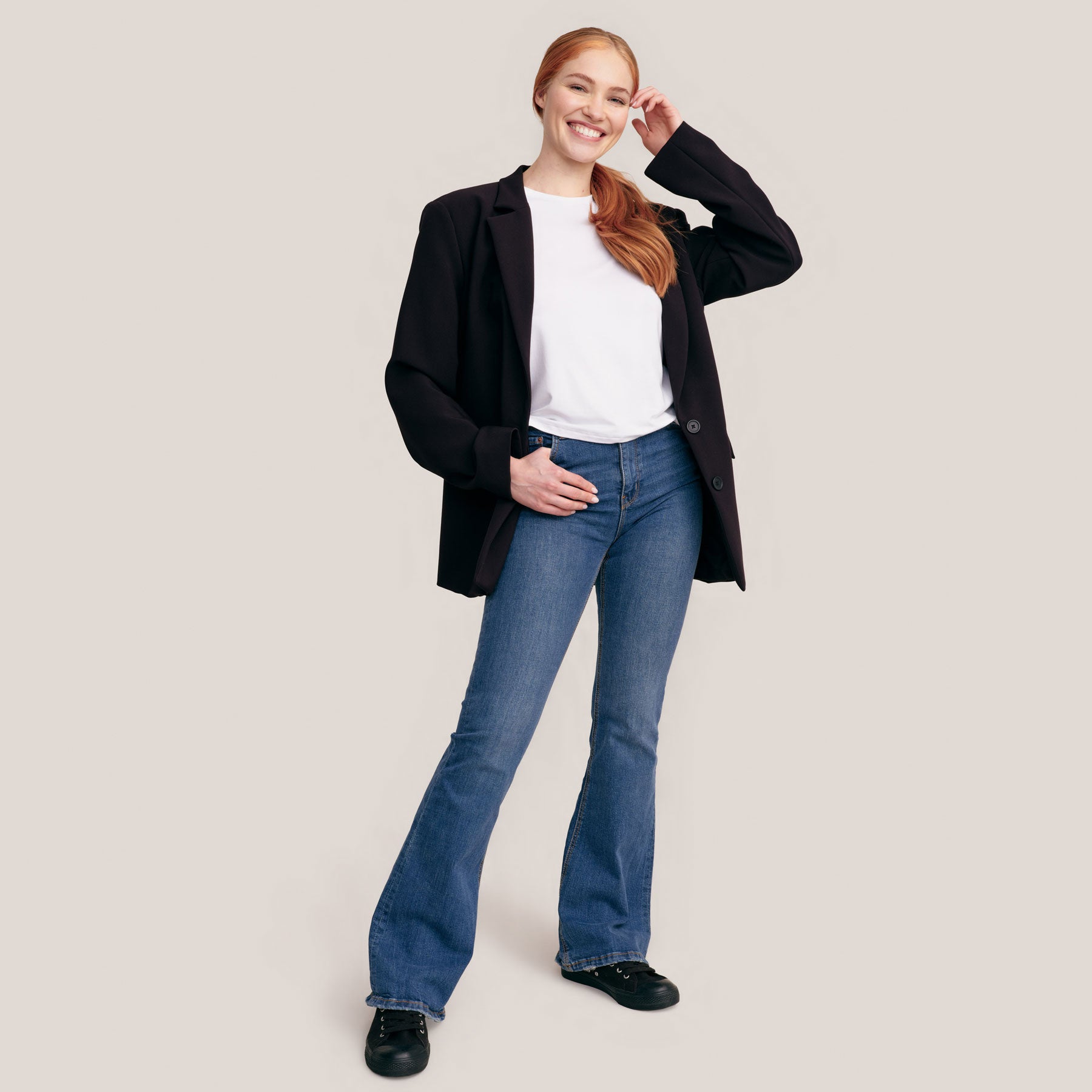 Klassinen naisten Slimmi t-paita bleiserin ja farkkujen kanssa. Täydellinen yhdistelmä!