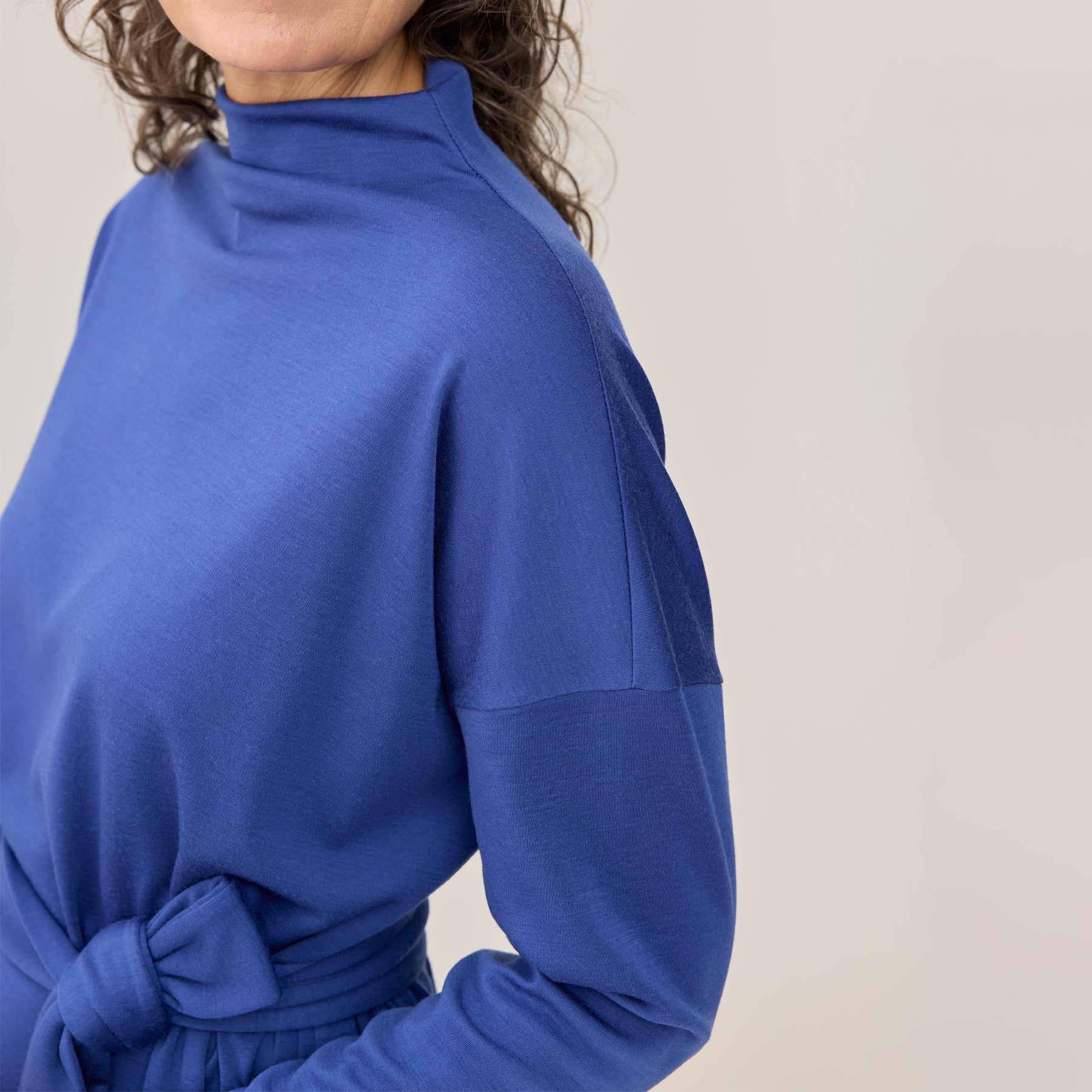 Lähikuva Neulemekon pääntiestä, jossa on pieni kaulus. Hihan sauma on laskettu.