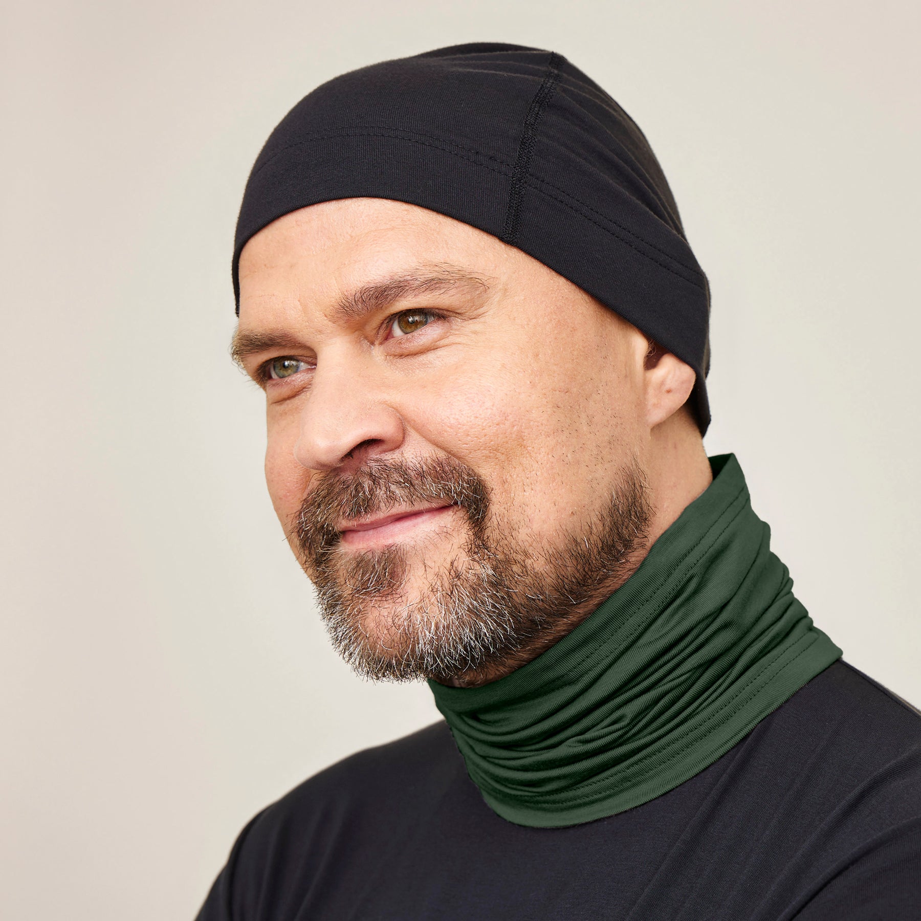 Vihreän värinen tuubihuivi pehmeästä ja napakasta bambuneuloksesta.