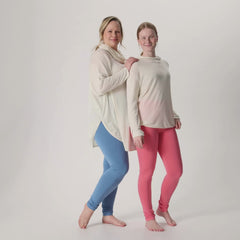 Videolla on harmaansiniset ja korallipinkit LEMPI bambuleggingsit yhdistettynä luonnonvalkoisiin merinosilkkisiin neuletunikaan ja unisex-huppariin.