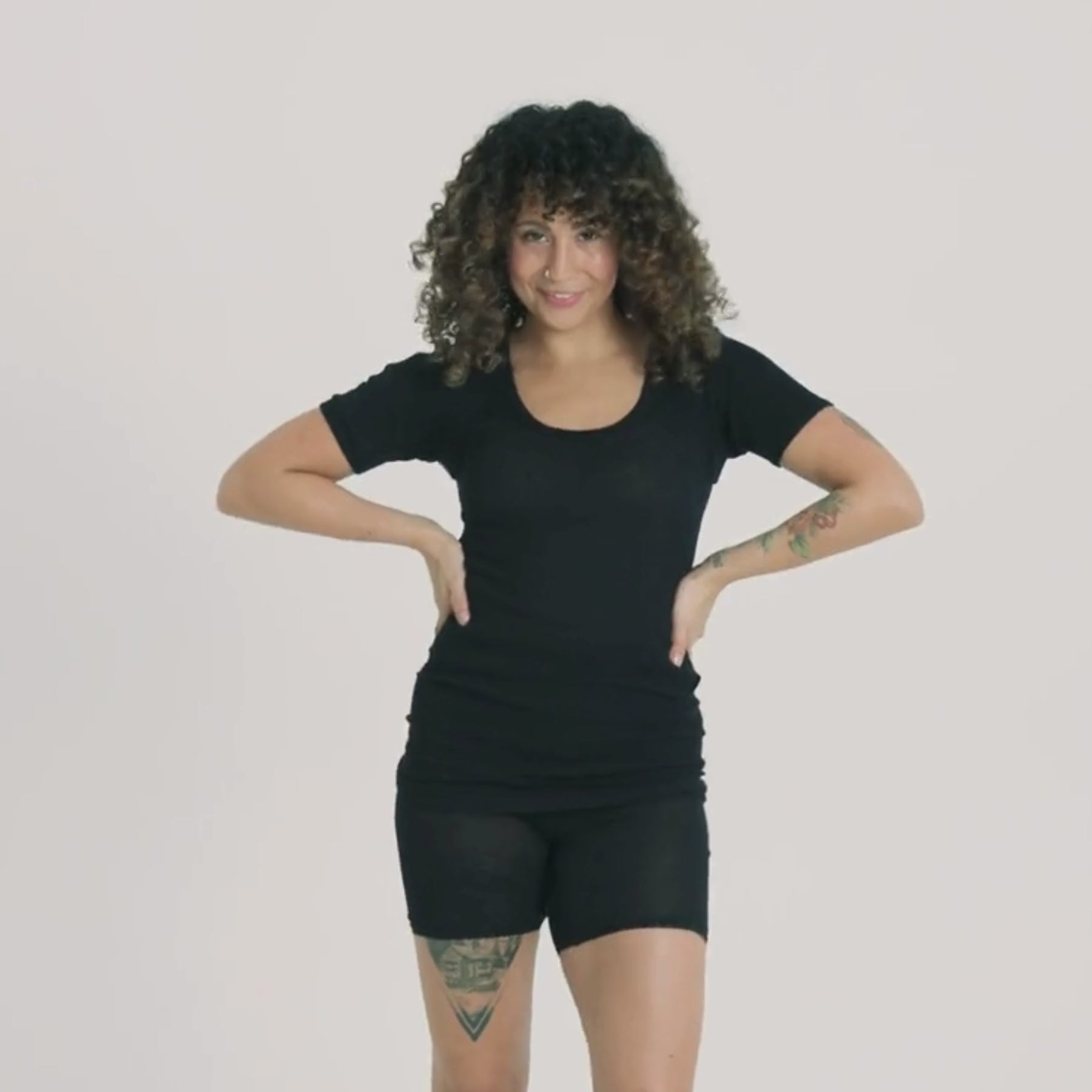 Videolla on musta naisten lyhythihainen laamapaita.