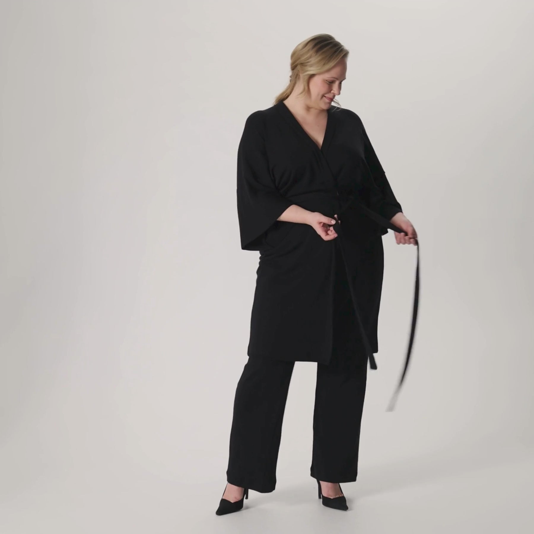 Videolla musta HAIKU kimono ja merinovillaiset rennot neulehousut.