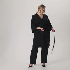 Videolla musta HAIKU kimono ja merinovillaiset rennot neulehousut.