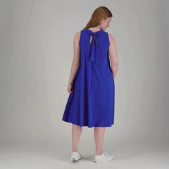 Videolla kirkkaan sininen RUSETTI mekko.