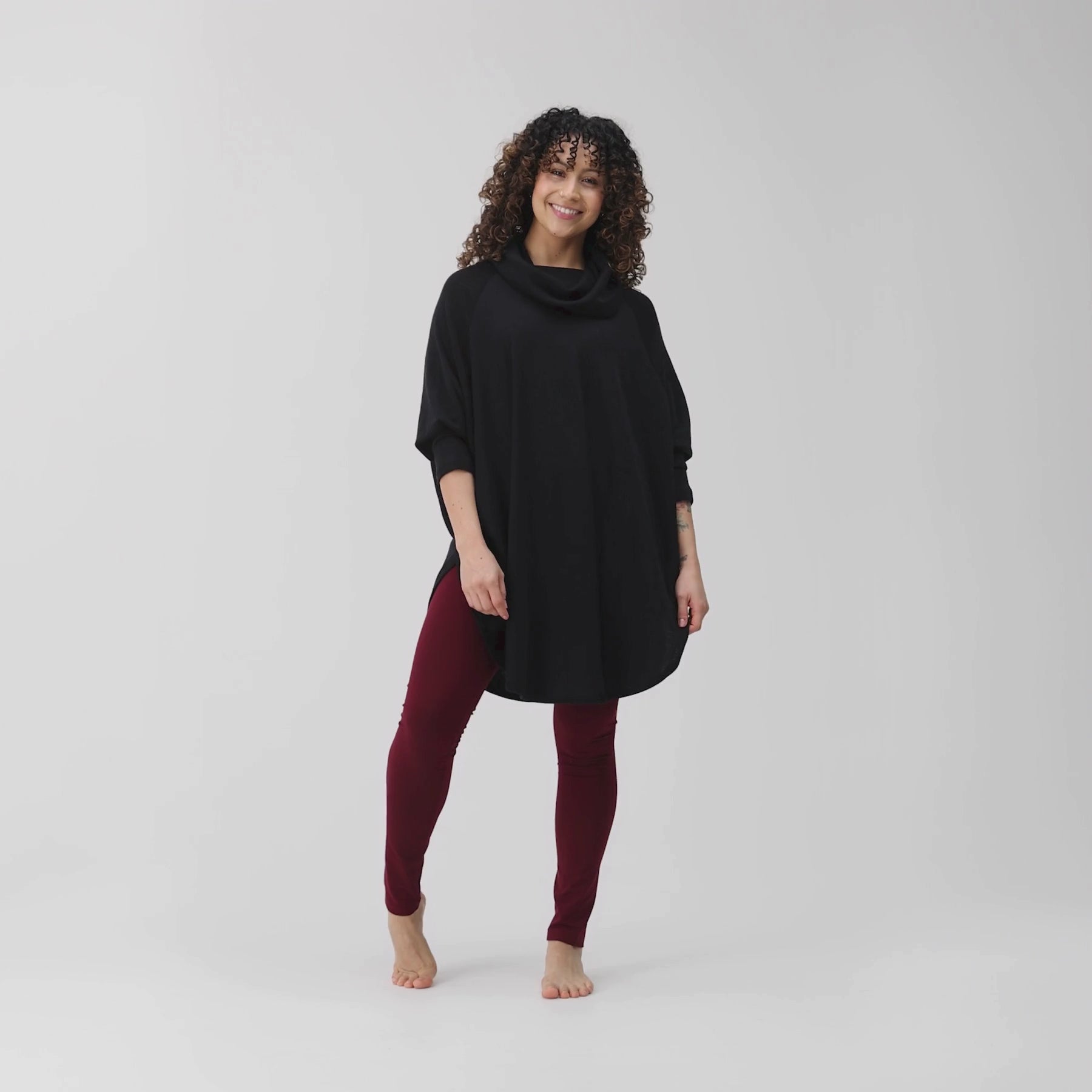 Videolla on musta naisten neuletunika ja viininpunaiset bambuleggingsit. Valmistettu Kangasalla.