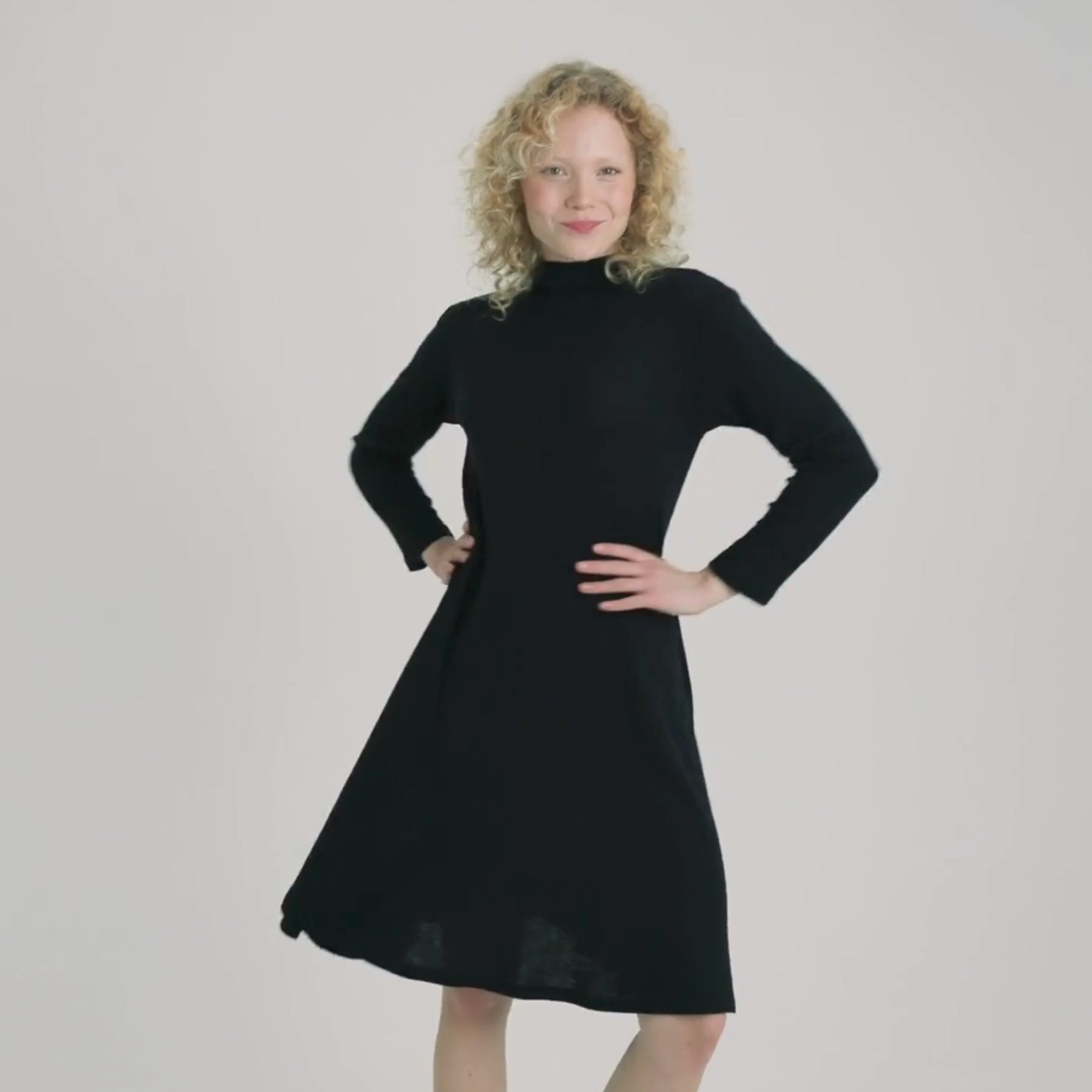 Videolla musta KAIHO kellomekko. Malli pyörii videolla tuoden kellohelman näyttävästi esille.