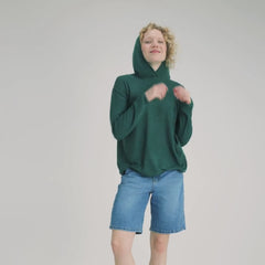 Unisex hupparin video. Mallilla on huppu päässä, ja hän on videolla ensin edestä päin kuvattuna, ja pyörähtää ympäri esittäen hupparin sivulta ja takaata.
