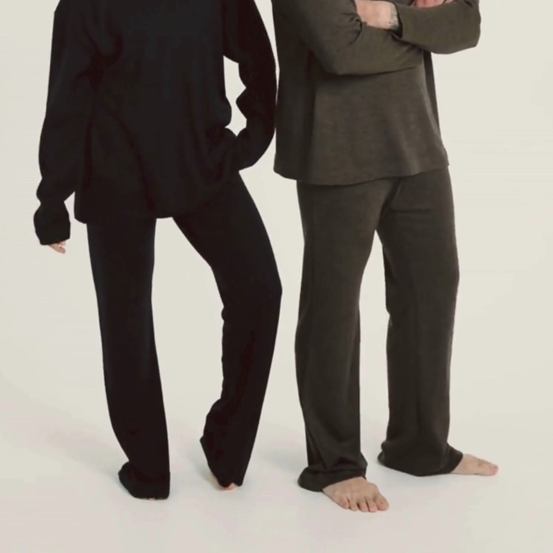 Videolla on mustat ja meleeratun ruskeat rennot neulehousut.