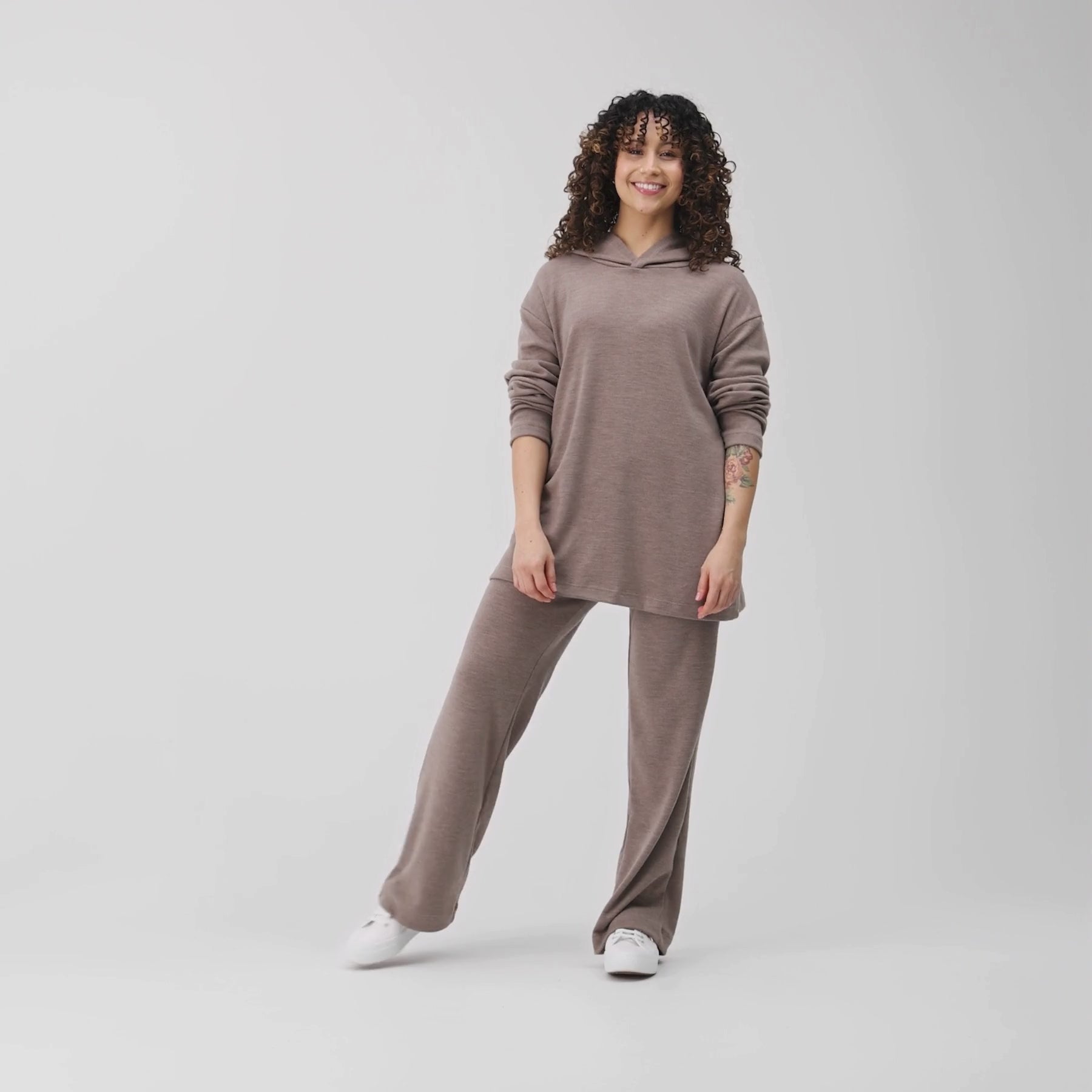 Videolla mallilla on päällä meleerattu beige liivikauluri ja rennot neulehousut. Valmistettu Suomessa, Kangasalla.