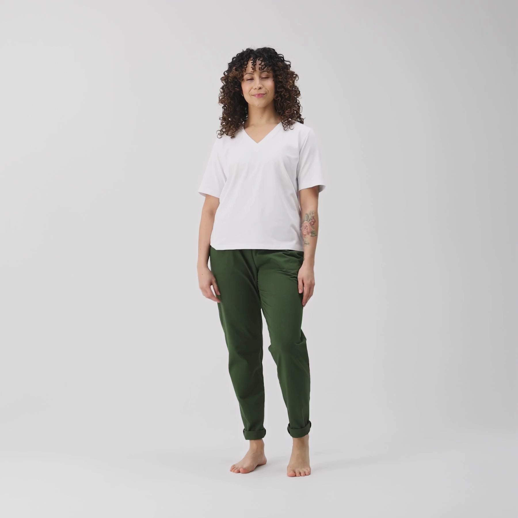 Videolla mallilla on maastonvihreät Jokapaikan housut ja valkoinen Jokapaikan t-paita.