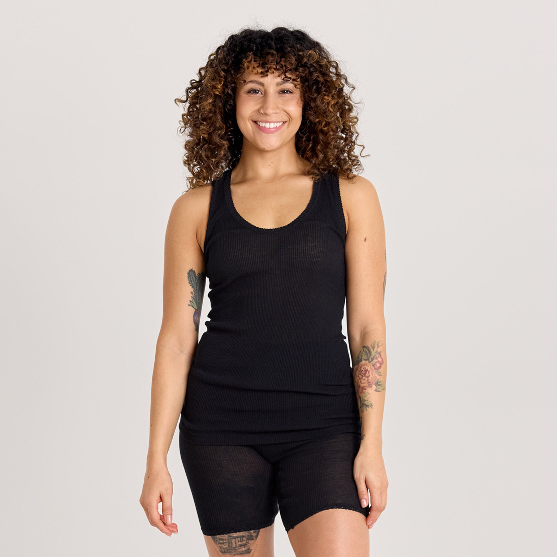 Lähikuva mustasta naisten hihattomasta laamapaidasta. Valmistettu 100% puuvillasta Kangasalla.