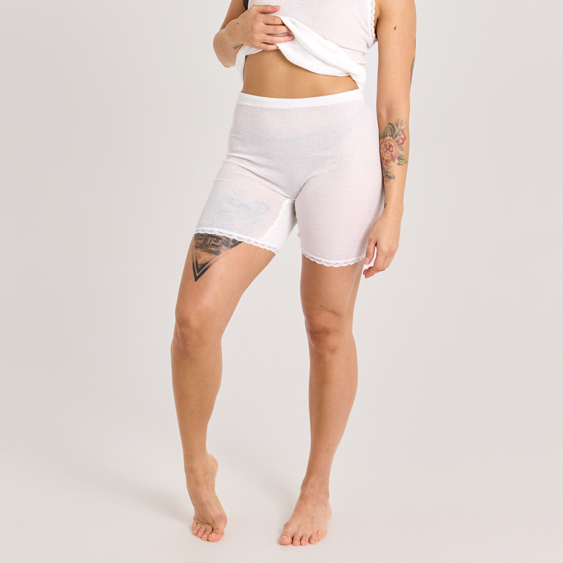 Lähikuva valkoisista naisten laama lahjehousuista. Pehmeä ja hengittävä puuvillaneulos on miellyttävä ihoa vasten.