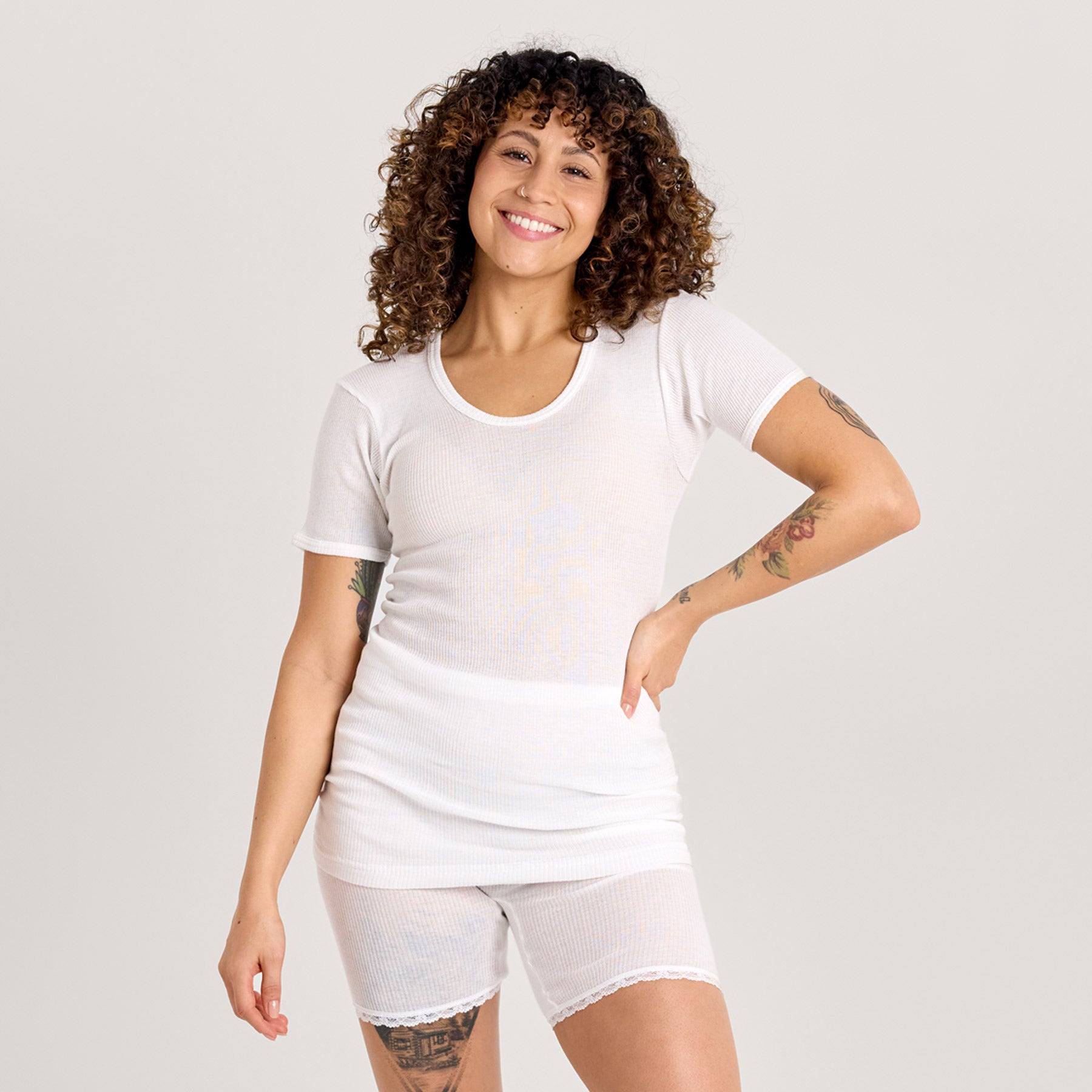 Valkoinen naisten lyhythihainen laamapaita edestä. Paidassa on suora ja ihonmyötäinen istuvuus.