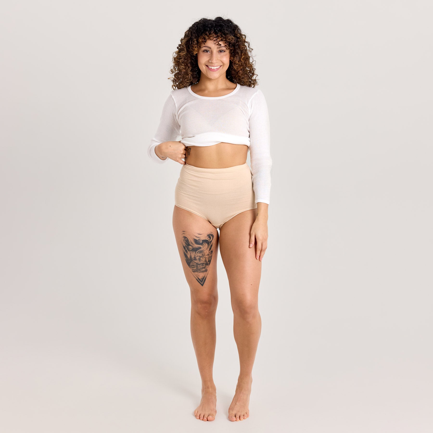 Beiget naisten maxi-alushousut ja valkoinen naisten pitkähihainen laamapaita. Alushousut ovat pehmeät ja hengittävät jokapäiväiseen käyttöön.