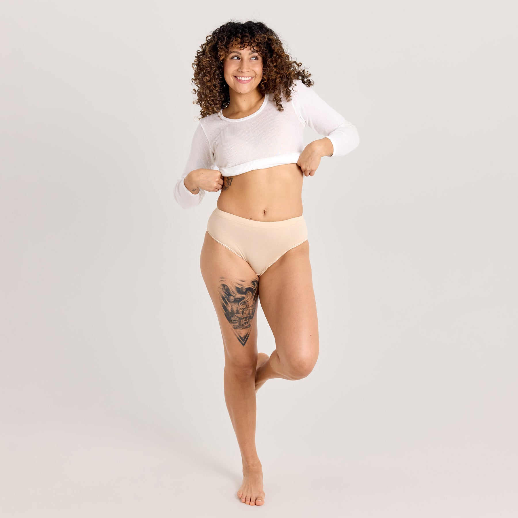 Mallilla on päällä naisten midi-alushousut puuvillasta värissä beige. Hyvin istuvat ja matalavyötäröiset alushousut.