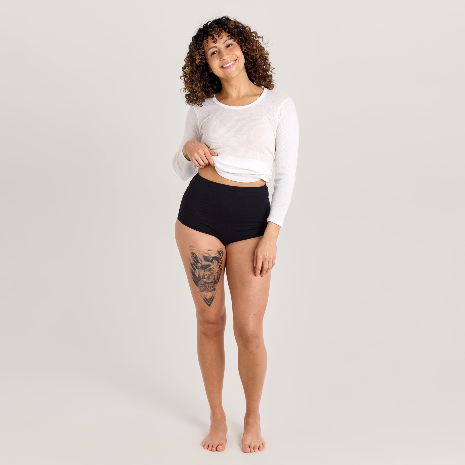 Mustat naisten maxi-alushousut bambusta ja pitkähihainen laamapaita. Pehmeä ja hengittävä bambuneulos on miellyttävä arkeen ja liikuntaan.