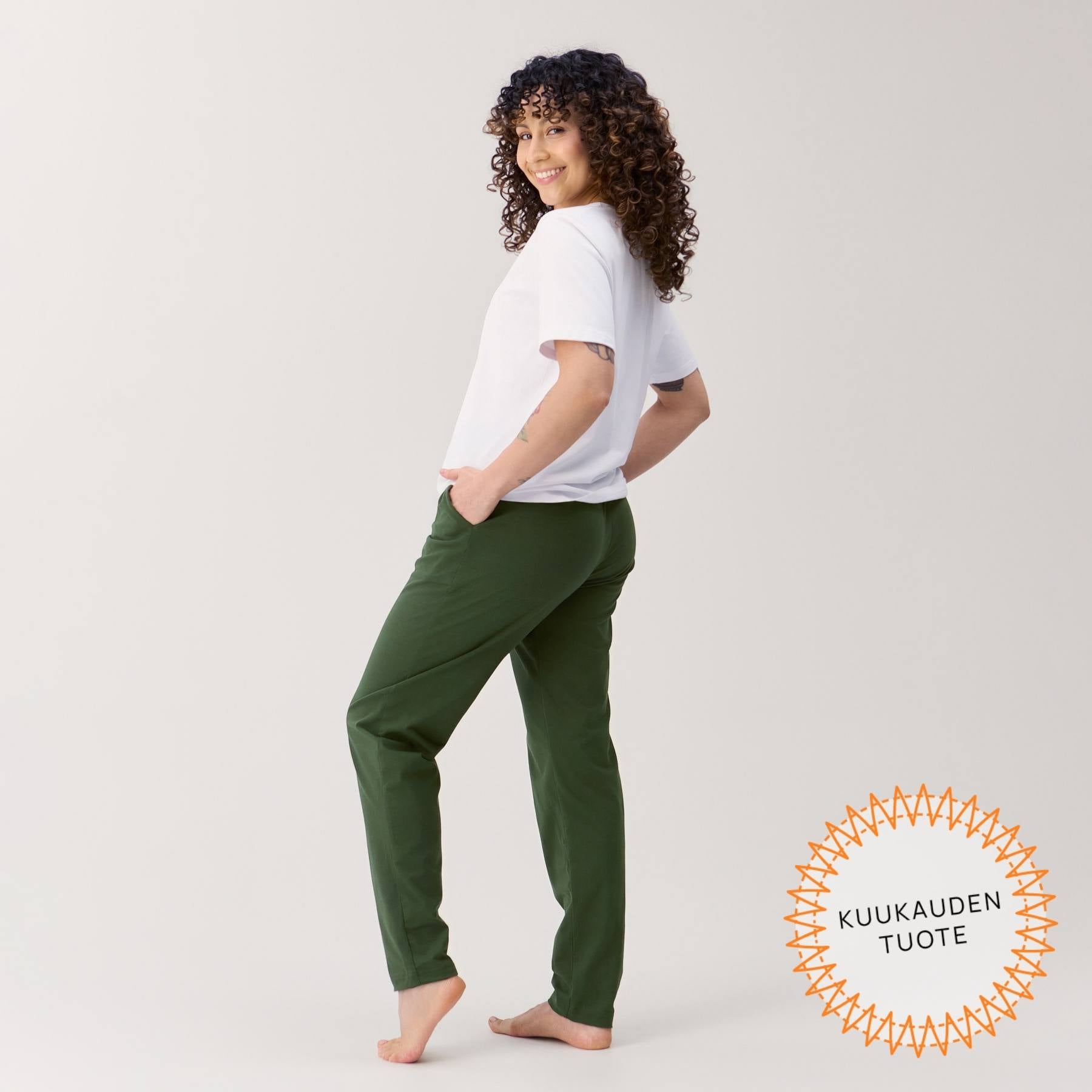 Maastonvihreät Jokapaikan housut kuvattu sivuttain, jolloin housujen takaosa näkyy kuvassa.