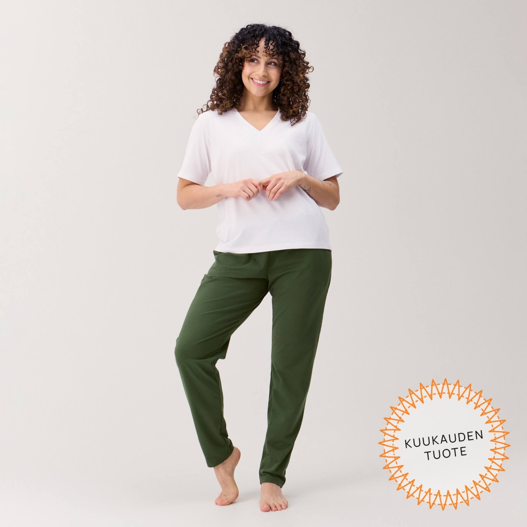 Kuukauden tuote Jokapaikan housut. Kuvassa on maastonvihreät Jokapaikan housut.