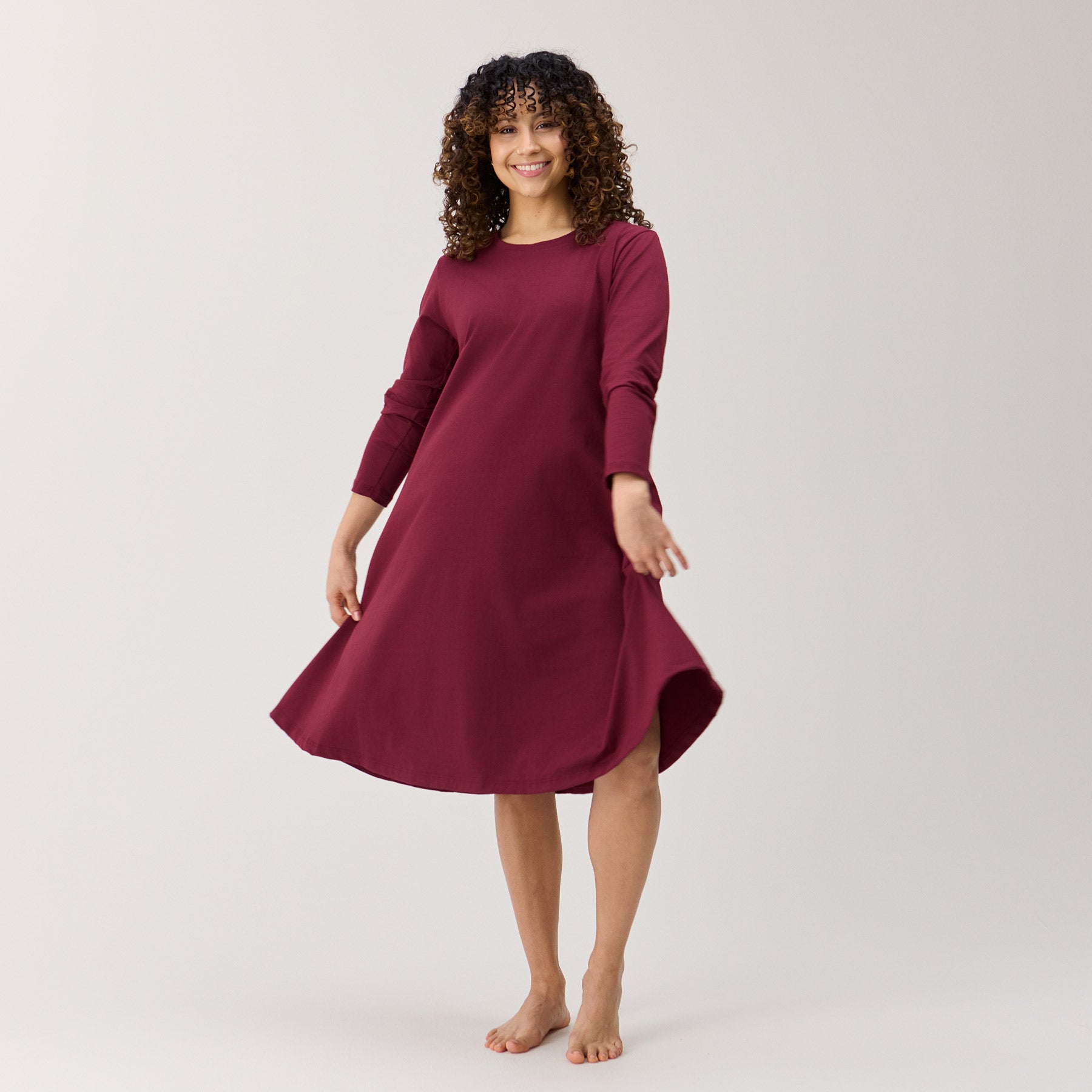 Viininpunainen kellomekko on kevyt ja mukava päällä. Valmistettu Suomessa, Kangasalla.