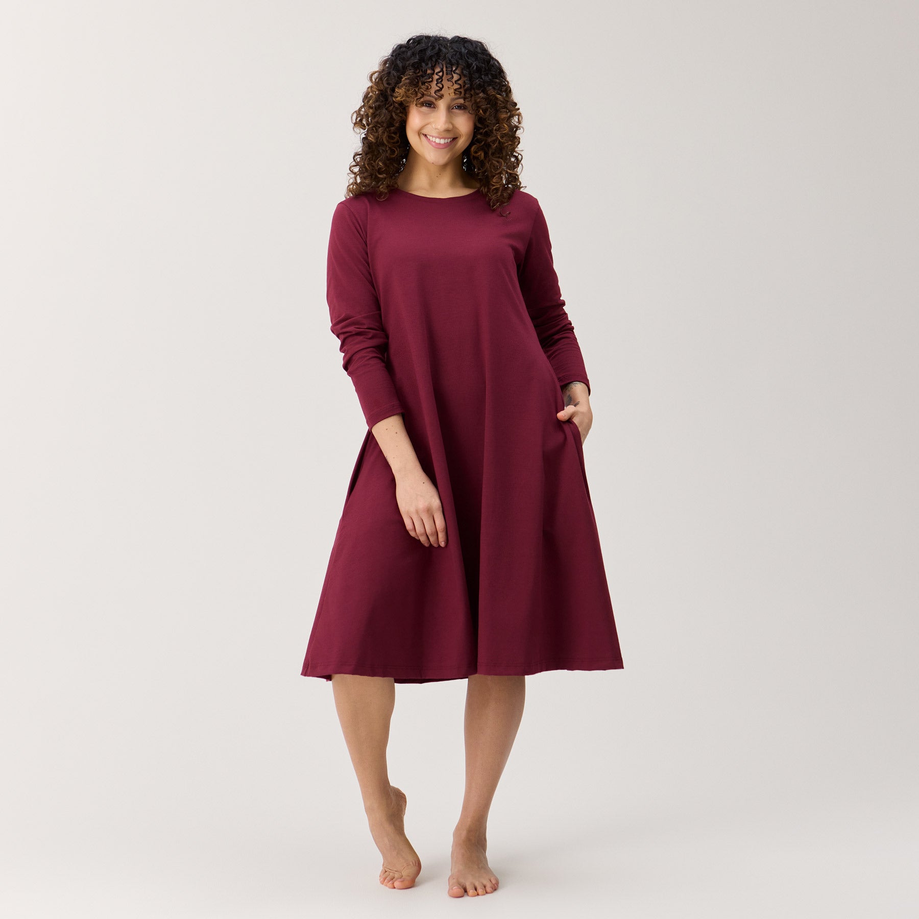 Viininpunaisessa kellomekossa on taskut, kellomainen helma, pitkät hihat ja pyöreä pääntie. Valmistettu Suomessa, Kangasalla.