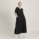 Frillamekko peittää sääret ja sen frillaleikkaukset tuo asuun elävyyttä ja liikkuvuutta. Kevyt ja joustava materiaali tekee mekosta miellyttävän päällä, ja sivutaskut lisäävät käytännöllisyyttä.