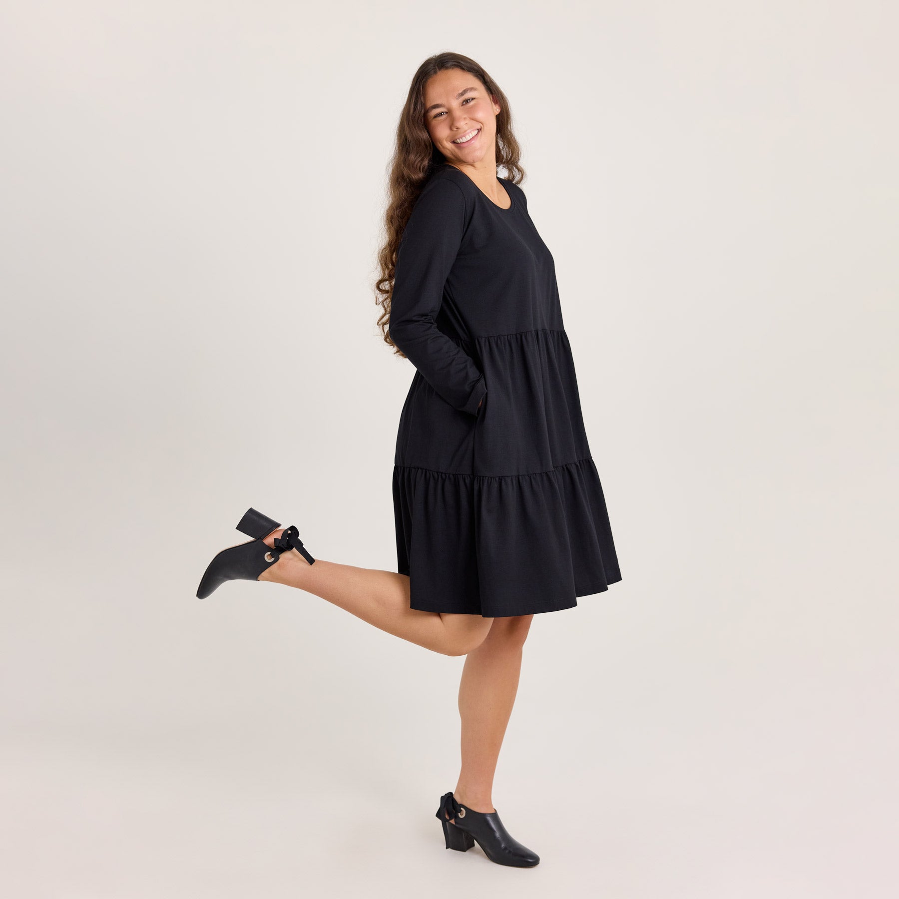 Pitkähihainen frillamekko värissä musta.