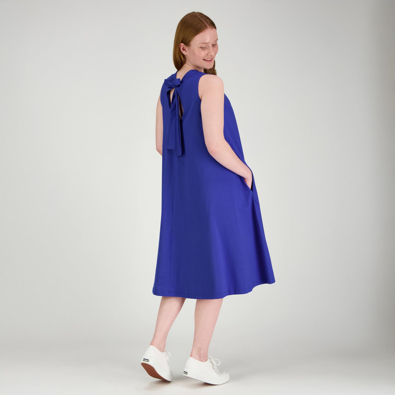 Kirkkaan sininen RUSETTI mekko sivuttain kuvattuna, ja kuvassa näkyy niskassa oleva kaunis rusetti.