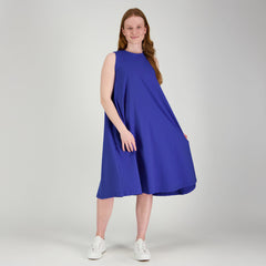 RUSETTI mekko kirkkaan sinisenä. Mekko on a-linjainen, hihaton ja siinä on pyöreä pääntie.
