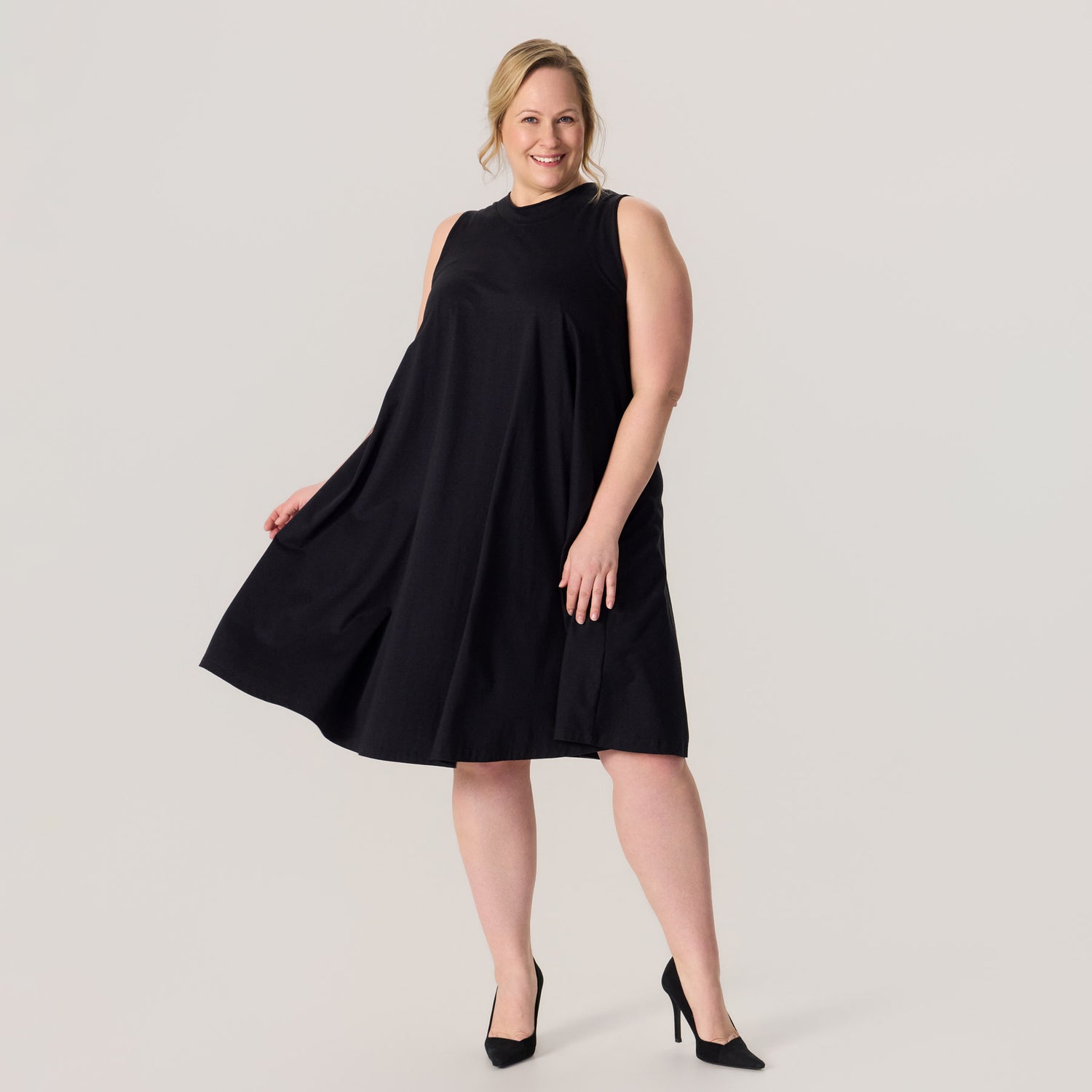 Mustan värinen RUSETTI mekko. Kaunis a-linjainen mekko kevään ja kesän juhliin. Valmistettu Suomessa, Kangasalla.