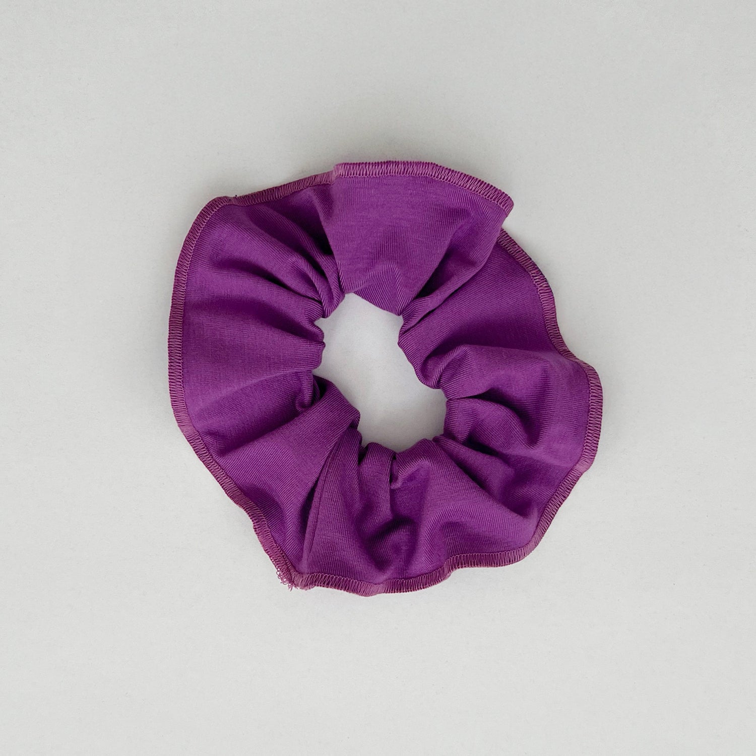 Violetin värinen hiusdonitsi.