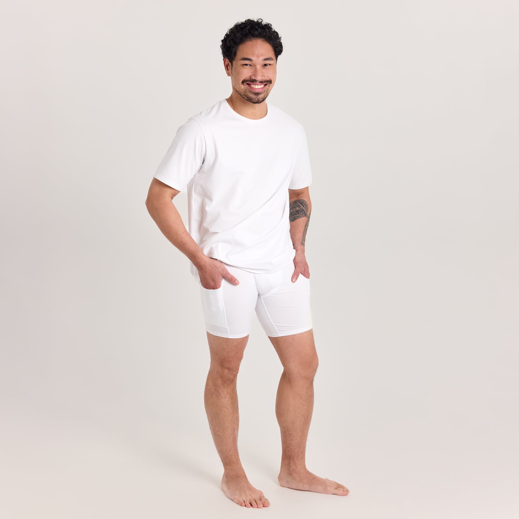 Miesten valkoiset taskukalsarit ja valkoinen miesten t-paita. Pehmeää ja hengittävää bambuneulosta. Miesten taskukalsareissa on molemmilla puolilla reisissä taskut esimerkiksi puhelimen säilytykseen.